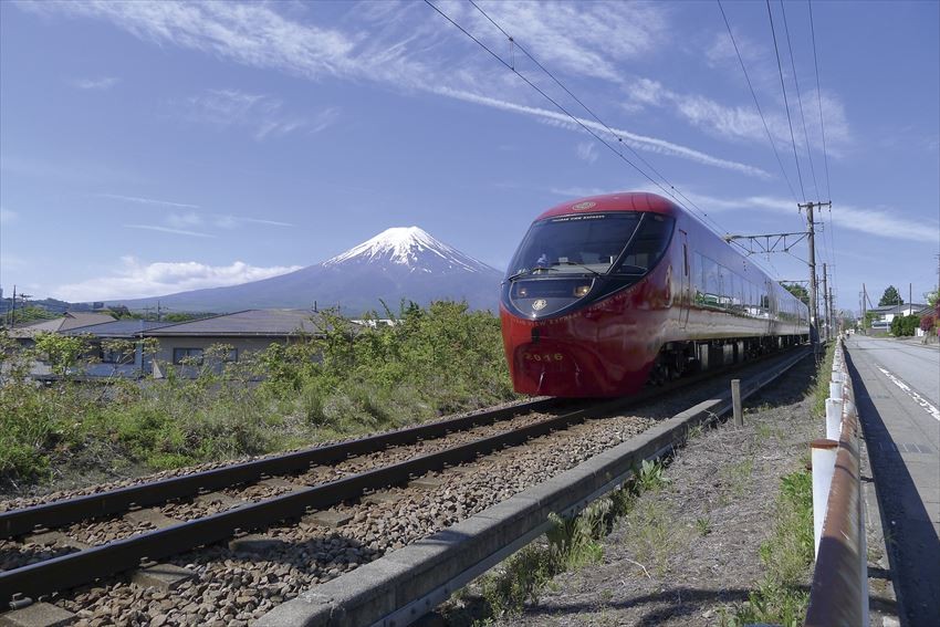 最靠近世界遺產「富士山」的鐵路：富士急行線「富士山景觀特急列車」